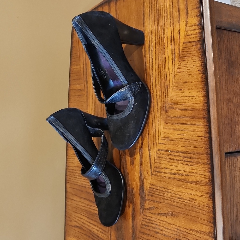 Aerosols patent leather and suede heels